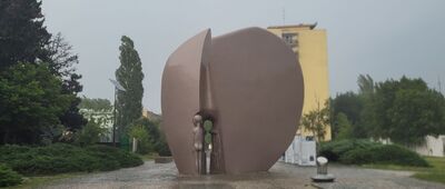 Łódź, Park Szarych Szeregów [Pomnik Martyrologii Dzieci "Pęknietego Serca" w Parku im. Szarych Szeregów.]