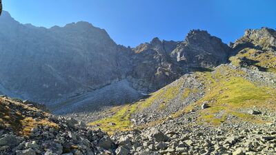 Widok na Buczynowe Turnie z Doliny Pańszczycy