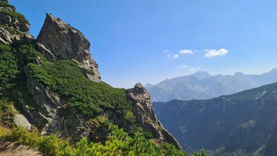 Skały wzdłuż Żlebu pod Krzyżnem