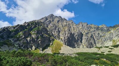 Pasmo Granatów widziane z żółtego szlaku na wysokości Buczynowej Dolinki