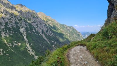 Czarny szlak ze Schroniska PTTK w Dolinie Pięciu Stawów Polskich w kierunku Doliny Roztoki