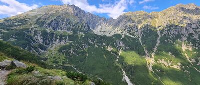 Dolina Roztoki ↔ Schronisko PTTK w Dolinie Pięciu Stawów Polskich [Panorama Orlej Perci widziana z czarnego szlaku ze Schroniska PTTK w Dolinie Pięciu Stawów Polskich]