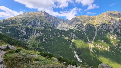 Panorama Orlej Perci widziana z czarnego szlaku ze Schroniska PTTK w Dolinie Pięciu Stawów Polskich