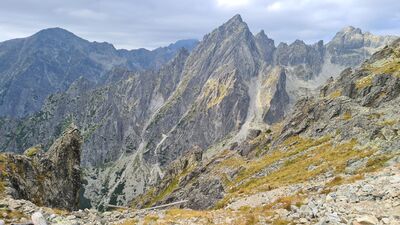 Widok z Lomnické sedlo na (od lewej) Sławkowski Szczyt, Gerlach (w chmurach), Pośrednią Grań i Mały Lodowy Szczyt