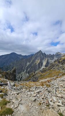 Widok z Przełęczy Łomnickiej na (od lewej) Sławkowski Szczyt, Gerlach (w chmurach), Pośrednią Grań i Mały Lodowy Szczyt