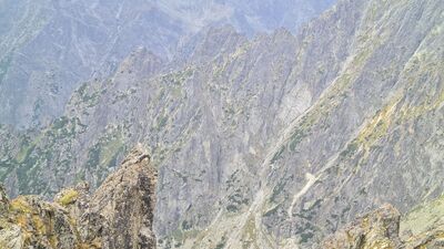 Widok z Przełęczy Łomnickiej na Zimnowodzką Grań