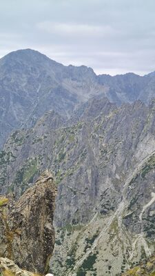 Widok z Przełęczy Łomnickiej na Sławkowski Szczyt przez Zimnowodzką Grań