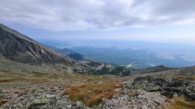 Widok z zielonego szlaku w kierunku Doliny Łomnickiej