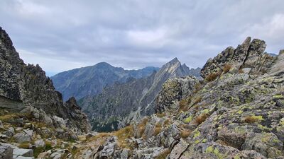 Widok z zielonego szlaku na (od lewej) Sławkowski Szczyt i Pośrednią Grań