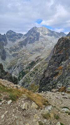 Widok na Dolinę Pięciu Stawów Spiskich i górujący nad nią Lodowy Szczyt