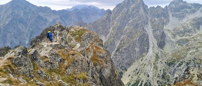 Lomnická veža [Od prawej: Sławkowski Szczyt, Gerlach w chmurach, Pośrednia Turnia i Mały Lodowy Szczyt (Siroka Veza)]