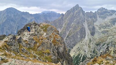 Od prawej: Sławkowski Szczyt, Gerlach w chmurach, Pośrednia Turnia i Mały Lodowy Szczyt (Siroka Veza)
