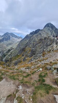 Widok na Lodowy Szczyt (po lewej) i Łomnicę (po prawej)