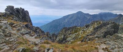 Lomnická veža [Widok na Sławkowski Szczyt i Gerlach w chmurach]