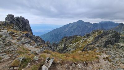Widok na Sławkowski Szczyt i Gerlach w chmurach