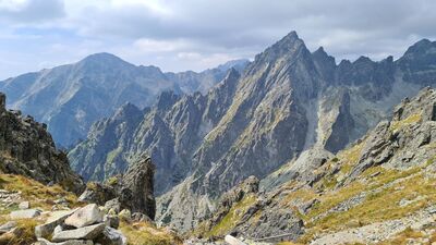 Od prawej: Sławkowski Szczyt, Gerlach w chmurach, Pośrednia Turnia i Mały Lodowy Szczyt (Siroka Veza)