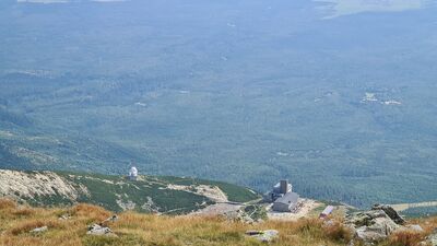 Obserwatorium i dolna stacja kolejki na Łomnicę
