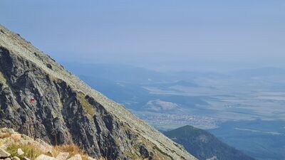 Wagonik kolejki linowej na Łomnicę na tle podejścia na Huncowski Szczytu