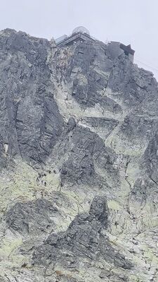 "Kolejka" wspinających się na Łomnicę