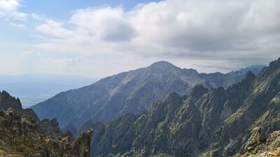 Widok na Sławkowski Szczyt przez Zimnowodzką Grań z Łomnickiej Przełęczy