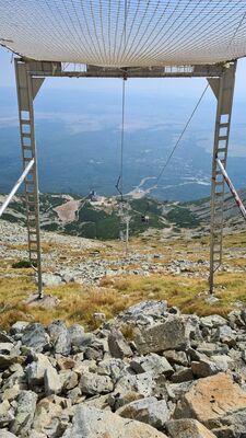 Widok spod górnej stacji wyciągu krzesełkowego na Przełęcz Łomnicką