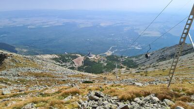 Widok spod górnej stacji wyciągu krzesełkowego na Przełęcz Łomnicką