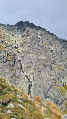 Widok na Łomnicę spod górnej stacji wyciągu krzesełkowego na Łomnicką Przełęcz