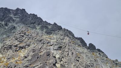 Kolejka linowa na Łomnicę widziana z górnej stacji wyciągu krzesełkowego na Łomnickiej Przełęczy