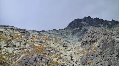 Łomnica widziana z górnej stacji wyciągu krzesełkowego na Łomnickiej Przełęczy