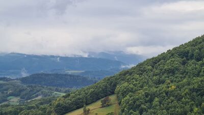 Widok w kierunku południowo-wschodnim z parkingu na niebieskim szlaku na Modynię