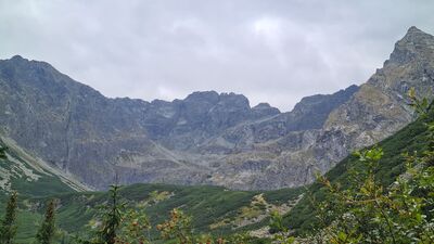 Widok na Kozi Wierch i Zamarłą Turnię z niebieskiego szlaku do Czarnego Stawu Gąsienicowego