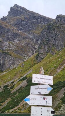 Tabliczka przy Czarnym Stawie Gąsienicowym z Kościelcem w tle