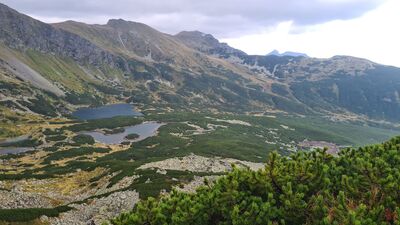 Widok na Dolinę Zieloną Gąsienicową i Kasprowy Wierch z czarnego szlaku na Karb