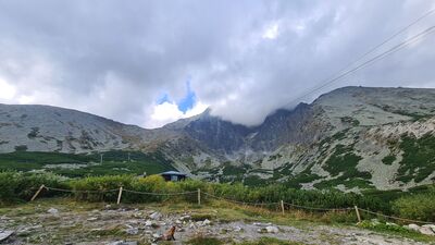 Łomnica w chmurach i przyglądający się jej lisek