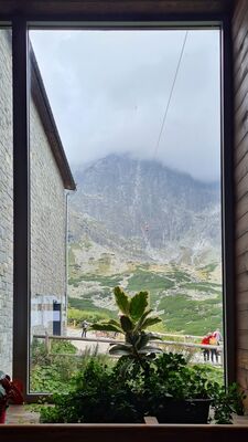 Widok na Łomnicę z okna bistro przy Stawie Łomnickim