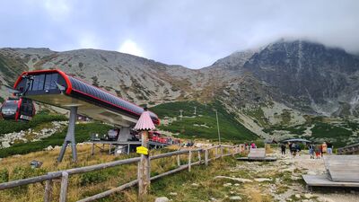 Górna stacja wyciąg gondolowy nad Stawem Łomnickim