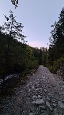Dolina Strążyska o poranku i budzący się Giewont
