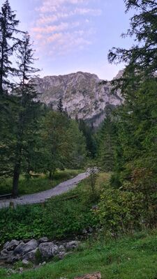 Widok z Polany Strążyskiej na Giewont o poranku