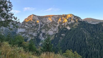 Wielka Turnia o poranku z punktu widokowego przy czerwonym szlaku przed Grzybowcem