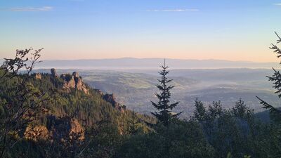 Widok na Beskid Wyspowy i Gorce z Grzybowca o poranku