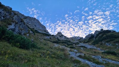 Poranek na czerwonym szlaku pod Małym Giewontem.