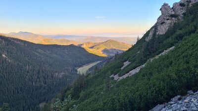 Widok z czerwonego szlaku pod Małym Giewontem. W dole Dolina Małej Łaki. Dalej po lewej Kominiarski Wierch.