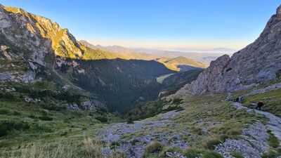 Widok na Dolinę Małej Łąki z czerwonego szlaku pod Małym Giewontem o poranku