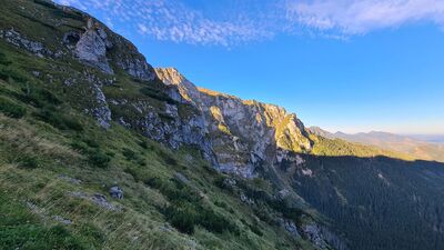Ściany Wielkiej Turni z czerwonego szlaku pod Małym Giewontem o poranku