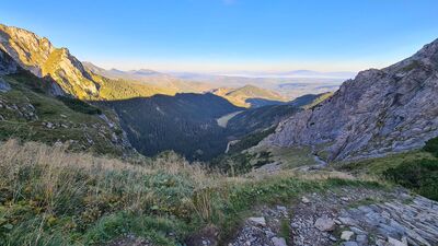 Widok na Dolinę Małej Łąki z czerwonego szlaku pod Siodłem o poranku