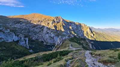 Małołączniak widziany z czerwonego szlaku pod Giewonckim Chłopkiem