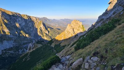Widok na przebieg czerwonego szlaku w kierunku Siodła pod Wyżnią Kondracką Przełęczą o poranku