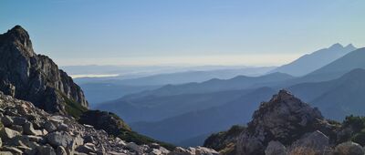 Pod Giewontem [Panorama na Pieniny z podejścia na Giewont. Po prawej Tatry Bielskie: Hawrań i Płaczliwa Skała]