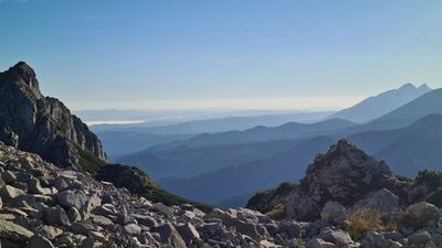 Panorama na Pieniny z podejścia na Giewont. Po prawej Tatry Bielskie: Hawrań i Płaczliwa Skała