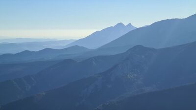 Poranne widoki z Giewontu w kierunku Tatr Bielskich